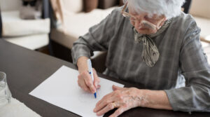 Test rysowania zegara jest badaniem przesiewowym w kierunku choroby Alzheimera.