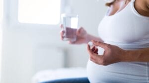 Badania nie potwierdziły, aby paracetamol stosowany w ciąży “uszkadza układ nerwowy u dzieci”.