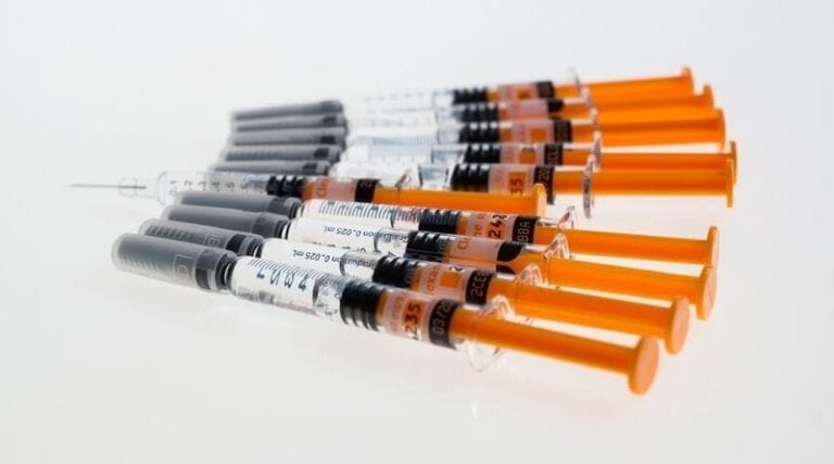 Heparyny mogą być bezpiecznie stosowane przez kobiety karmiące piersią.