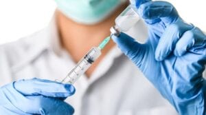 Szef firmy Moderna twierdzi, że szczepionki będą mniej skuteczne względem wariantu Omicron