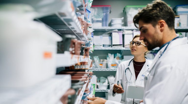 Według pomysłu IGWPAiA technik farmaceutyczny z 15-letnim stażem pracy mógłby pracować samodzielnie w aptece bez nadzoru magistra farmacji.