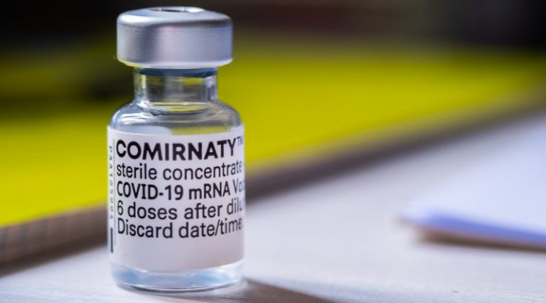 Trzecia dawka szczepionki chroni przed poważnymi powikłaniami COVID-19.