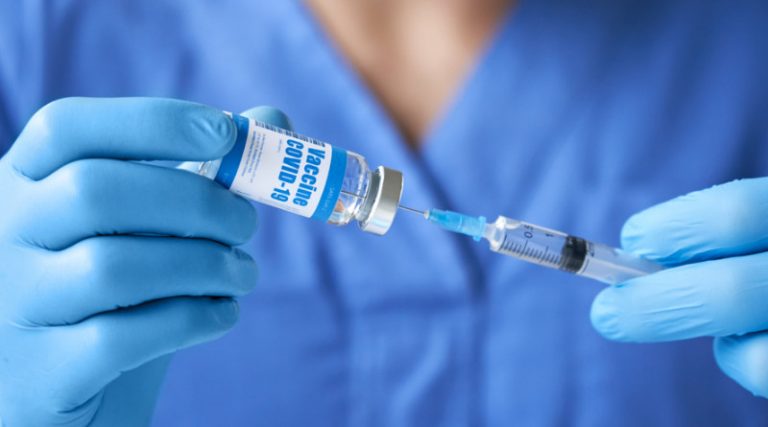 Obowiązkowe szczepienia przeciw COVID-19 dla farmaceutów.