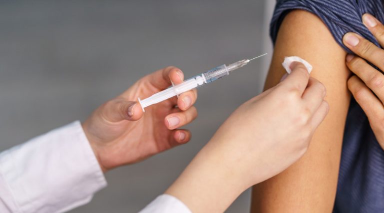 Czwarta dawka szczepionki przeciw COVID-19.