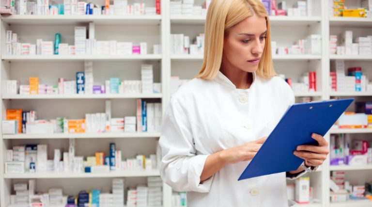 Obowiązkowe szczepienia przeciw COVID-19 dla farmaceutów.