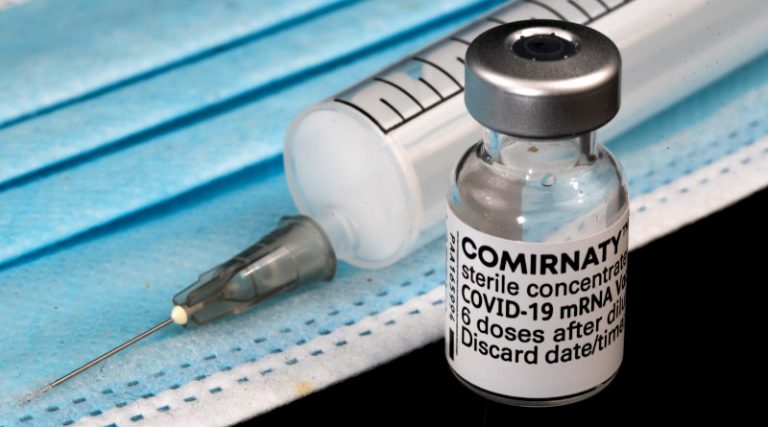 Czwarta dawka szczepionki przeciw COVID-19.