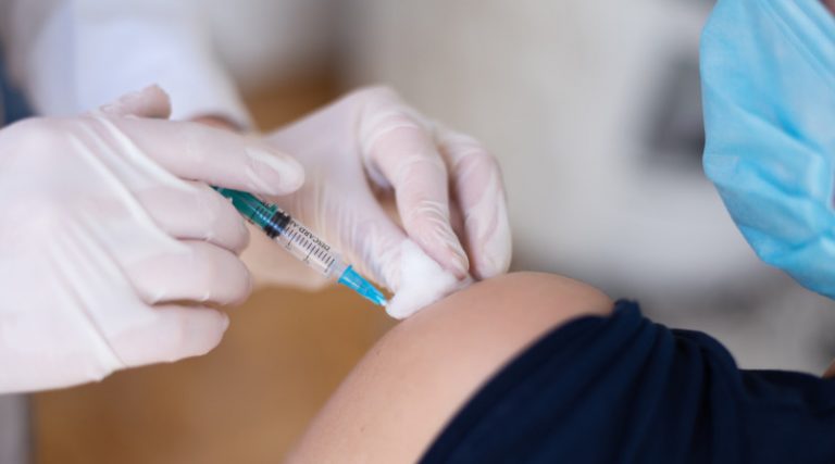 Szczepienie przeciw grypie w aptece.