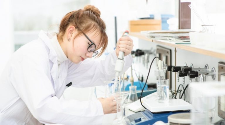 Studentka farmacji.