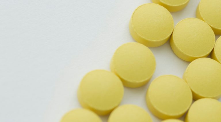 Żółte tabletki z wycofanym lekiem.