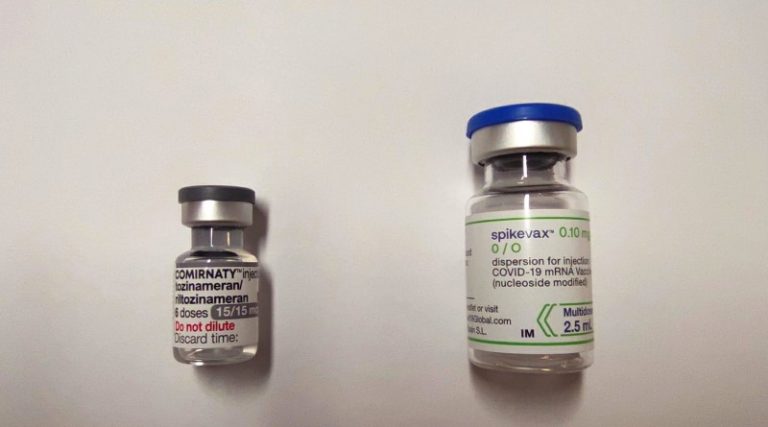 Biwalentne szczepionki Comirnaty (po lewej) i Spikevax (po prawej)