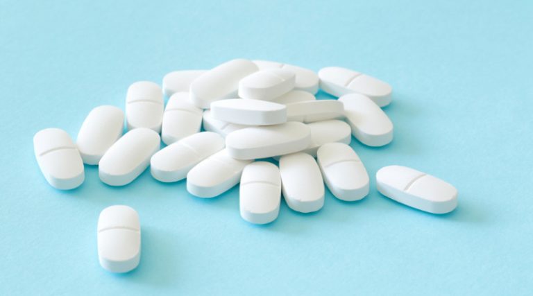 Białe tabletki (fot. Shutterstock).