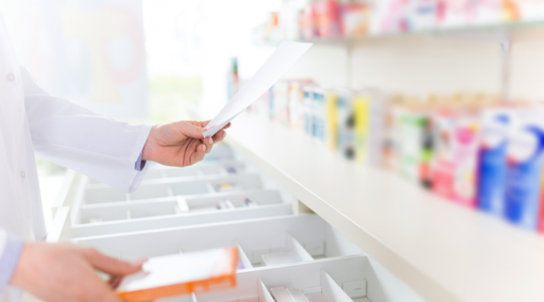 Farmaceuta realizujący receptę.