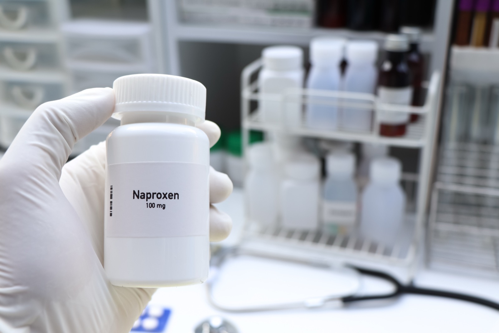 Rola naproksenu we współczesnej farmakoterapii bólu – od mechanizmu działania do efektu klinicznego