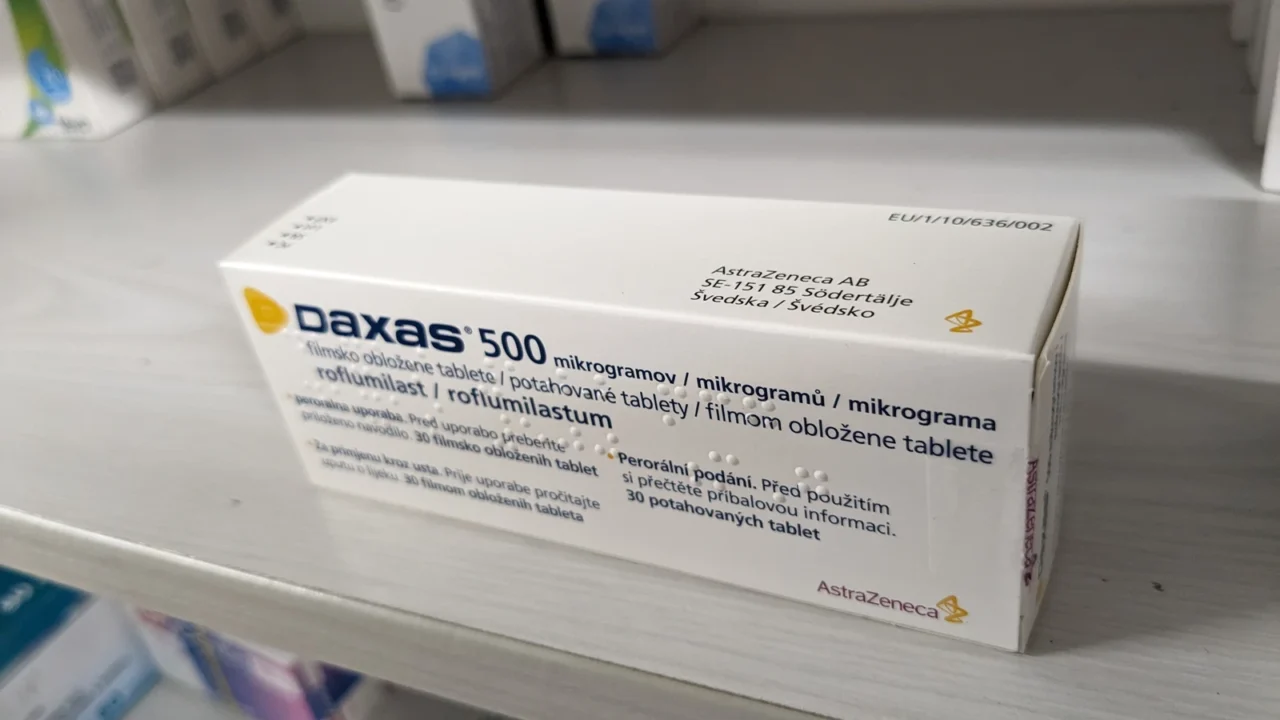 Opakowanie leku Daxas 500 mikrogramów z roflumilastem stoi na półce aptecznej