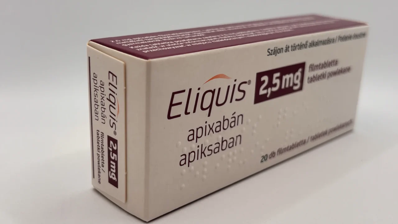 Opakowanie doustnego leku przeciwzakrzepowego Eliquis 2,5 mg z apiksabanem
