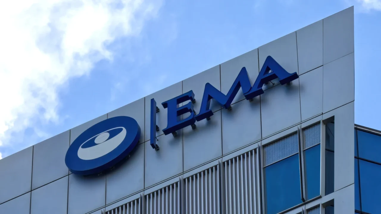 Logo Europejskiej Agencji Leków EMA na elewacji budynku agencji