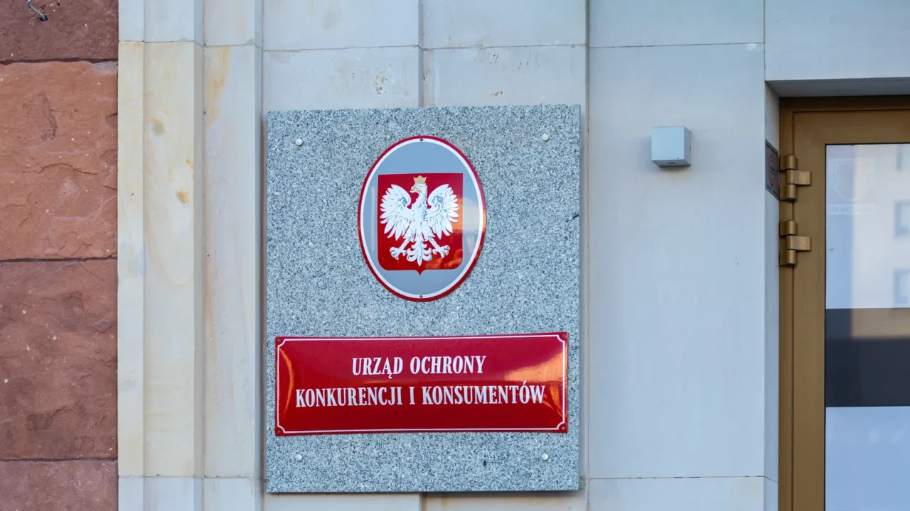 Tablica z godłem i napisem Urząd Ochrony Konkurencji i Konsumentów na budynku siedziby UOKiK w Warszawie