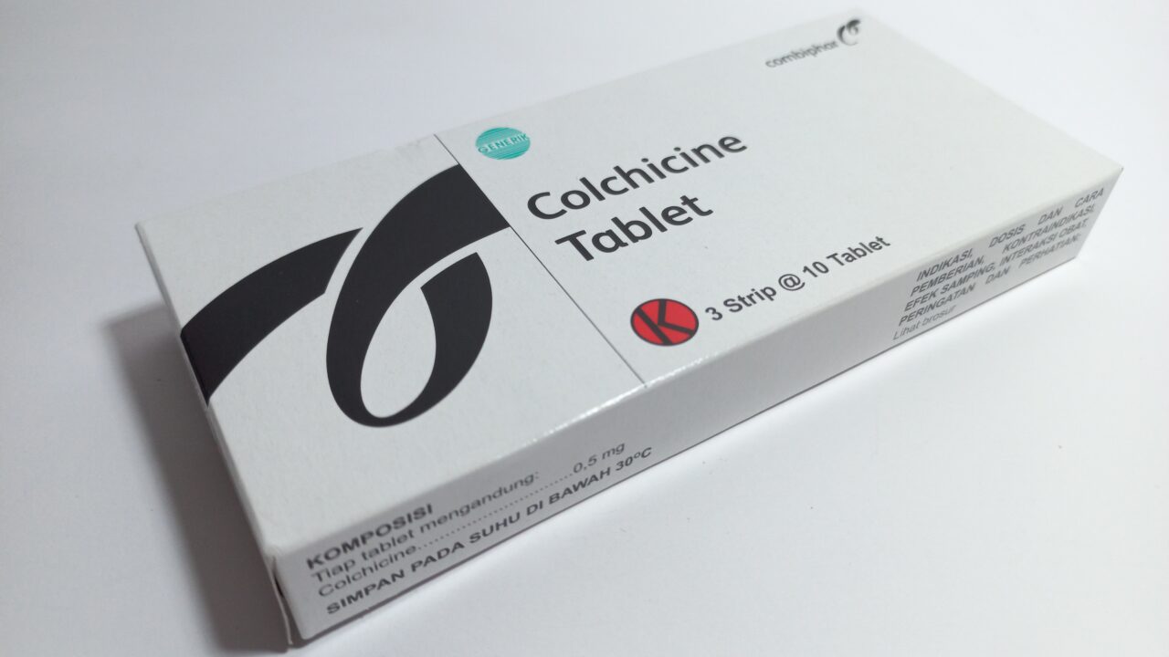 Colchicine 0,5 mg tablets, to lek stosowany przede wszystkim w leczeniu dny moczanowej poprzez zmniejszenie st